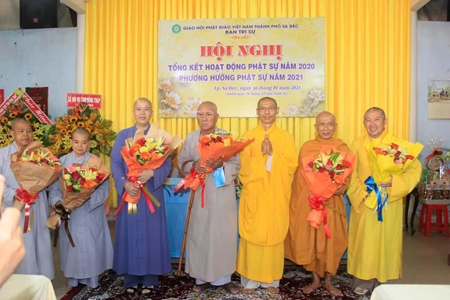 Thượng tọa Thích Thiện Lâm - Phó Ban thường trực Ban trị sự GHPGVN TP. Sa Đéc tặng hoa chúc mừng đến chư tôn đức tân giáo phẩm Thượng tọa và Ni sư