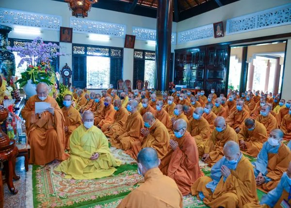 Hòa thượng Thích Nhật Quang tuyên đọc công hạnh Hòa thượng Thích Thiện Hoa - Ảnh: Đăng Tuấn