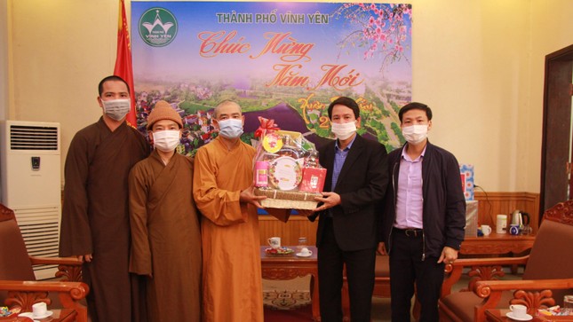 Ban Trị sự GHPGVN tỉnh Vĩnh Phúc chúc mừng năm mới UBND tỉnh Vĩnh Yên