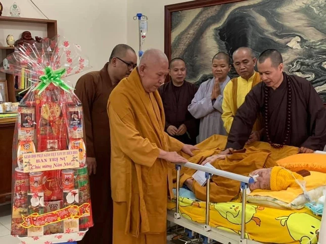 Thường trực Ban Trị sự GHPGVN TP.Biên Hòa vấn an sức khỏe Ni trưởng Nhẫn Liên