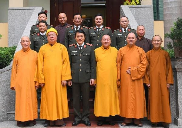 Đoàn Trung ương GHPGVN chụp hình lưu niệm cùng các chiến sĩ Bộ Công an