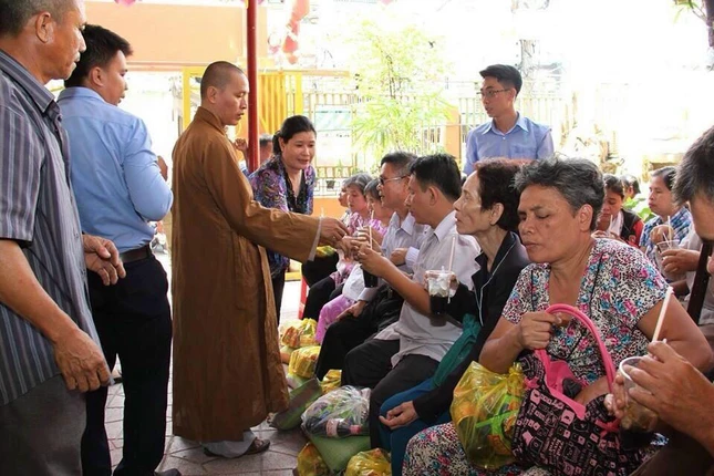 Thượng tọa Thích Minh Quang ân cần hỏi thăm sức khỏe những người khiếm thị