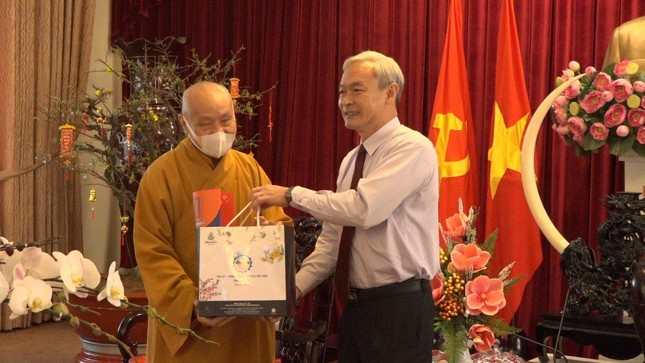 Các cơ quan ban ngành tỉnh cũng có những phần quà chúc Tết chư tôn đức Thường trực Ban Trị sự GHPGVN tỉnh Đồng Nai trong niềm hoan hỷ Các cơ quan ban ngành tỉnh cũng có những phần quà chúc Tết chư tôn đức Thường trực Ban Trị sự GHPGVN tỉnh Đồng Nai trong niềm hoan hỷ