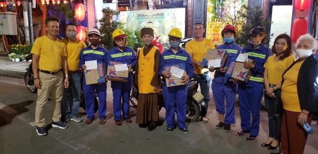 Thượng tọa Thích Thông Quang và nhóm "Lam yêu thương" tặng quà cho các công nhân vệ sinh môi trường