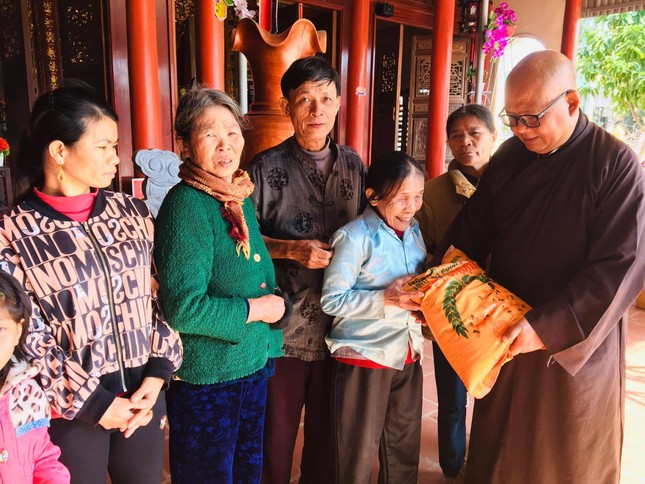 Đại đức Thích Nguyên Quang trao quà Tết đến bà con nghèo ở tại xã An Hòa và Quỳnh Thuận