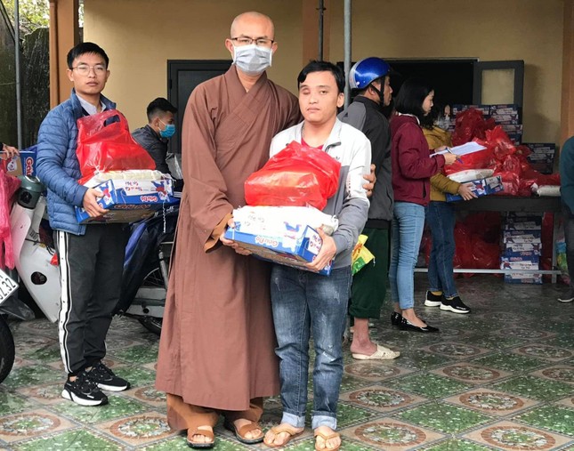 Chùa Đức Hậu trao quà Tết cho người khiếm thị huyện Hưng Nguyên