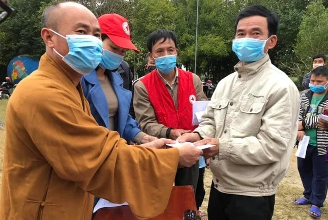 Ban Trị sự GHPGVN huyện Can Lộc trao quà Tết cho hộ nghèo, gia đình chính sách