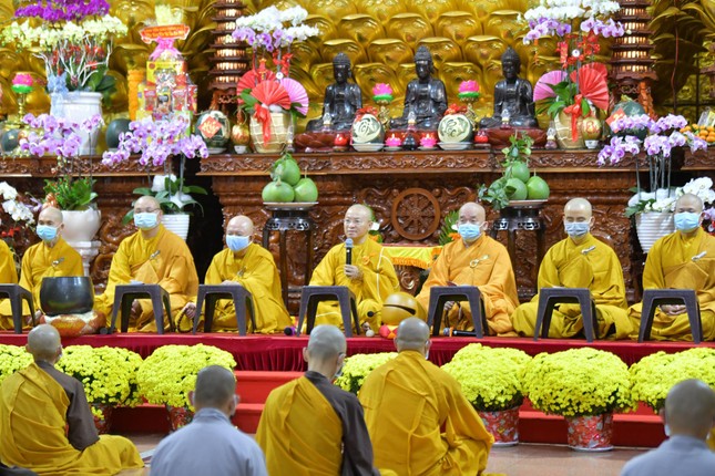 Thượng tọa Thích Nhật Từ chia sẻ nhân dịp đầu năm mới tại chùa Giác Ngộ - Ảnh: Ngộ Trí Thuận