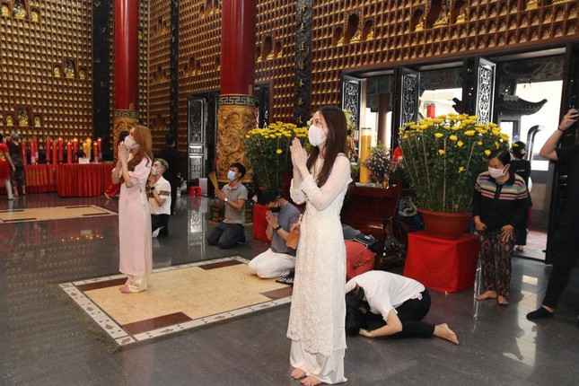 Phật tử giữ khoảng cách an toàn khi lễ Phật