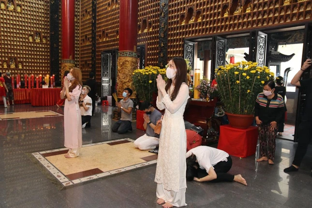 Phật tử giữ khoảng cách an toàn khi lễ Phật