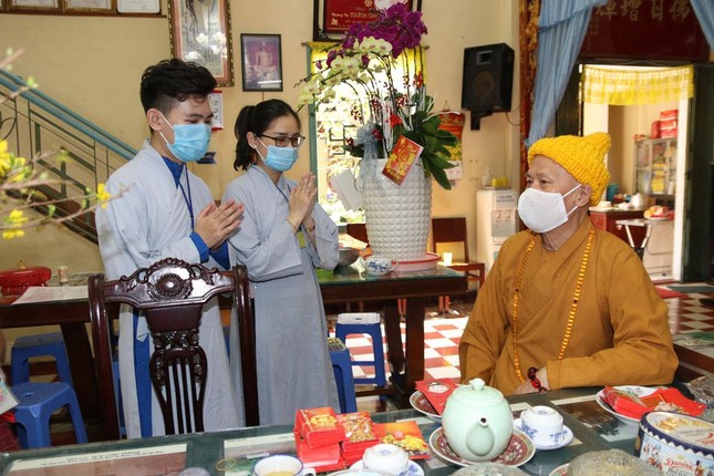 Phật tử chúc Tết Hòa thượng Thích Chơn Không - trụ trì chùa Thiên Tôn