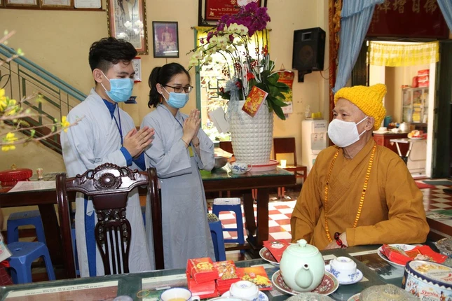 Phật tử chúc Tết Hòa thượng Thích Chơn Không - trụ trì chùa Thiên Tôn