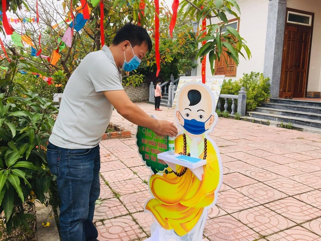 Chùa An Thái (huyện Quỳnh Lưu) bố trí 6 điểm rửa tay sát khuẩn và phát khẩu trang miễn phí cho người dân đi lễ chùa
