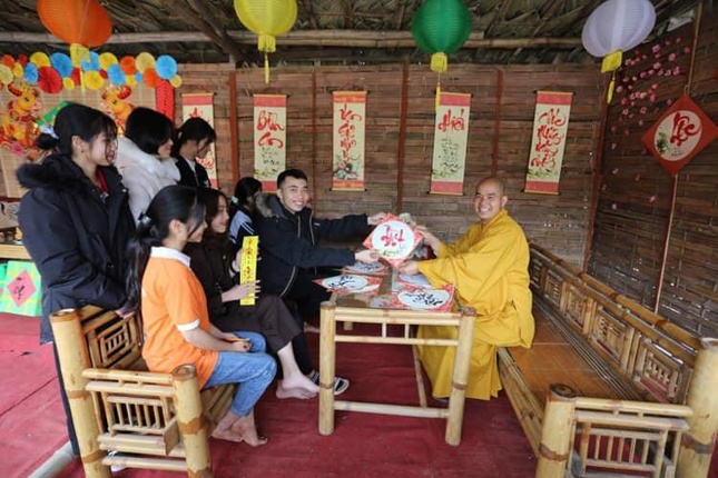 Đại đức Thích Đồng Tuệ cho chữ đầu năm tại chùa Hà (huyện Nam Đàn)