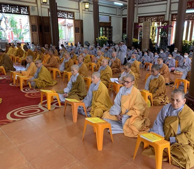 Chư tôn đức Tăng Ni và Phật tử trì tụng kinh Dược Sư