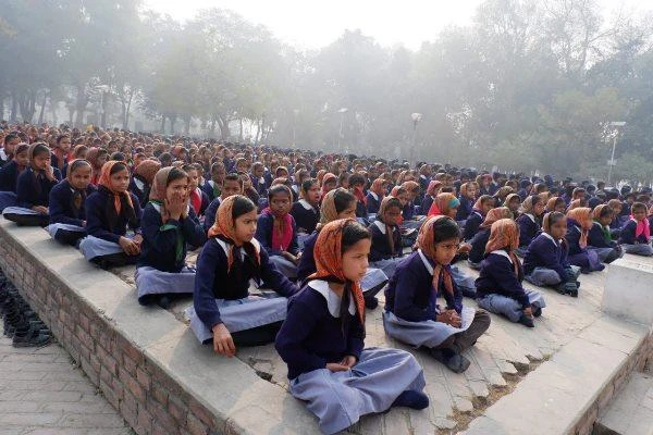 Các em tọa thiền trước khi bắt đầu tiết học