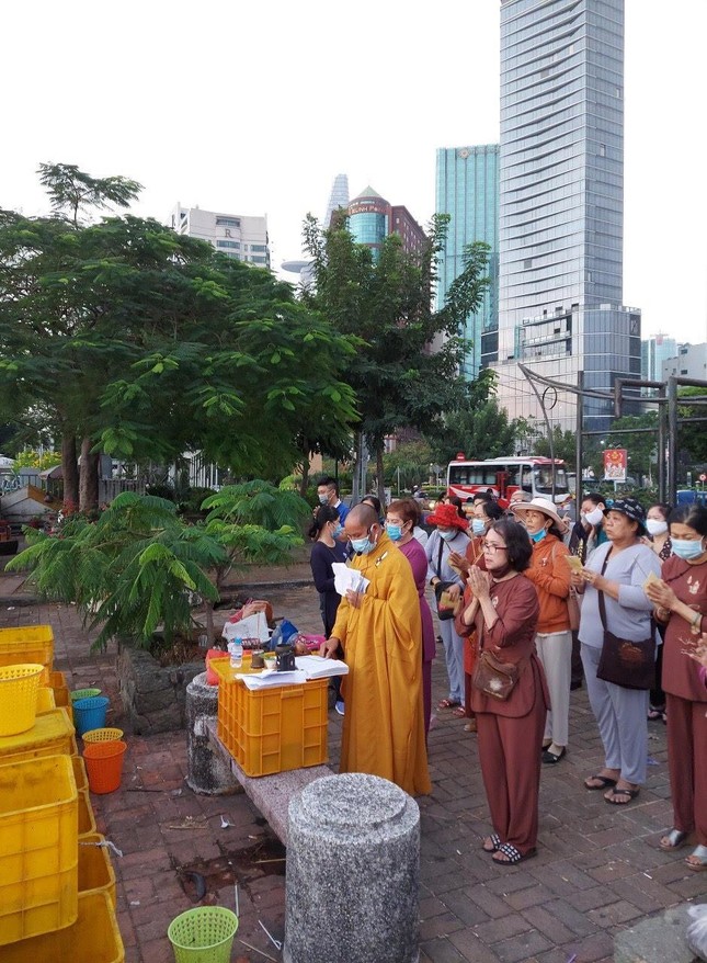 Đại đức Thích Thiện Trí làm lễ chú nguyện cho các loài thủy tộc Đại đức Thích Thiện Trí làm lễ chú nguyện cho các loài thủy tộc