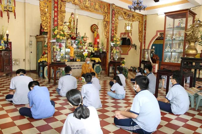 Các em nghe Hòa thượng Trụ trì giảng pháp