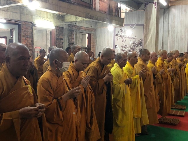 Chư tôn đức thành kính niêm hương tưởng niệm