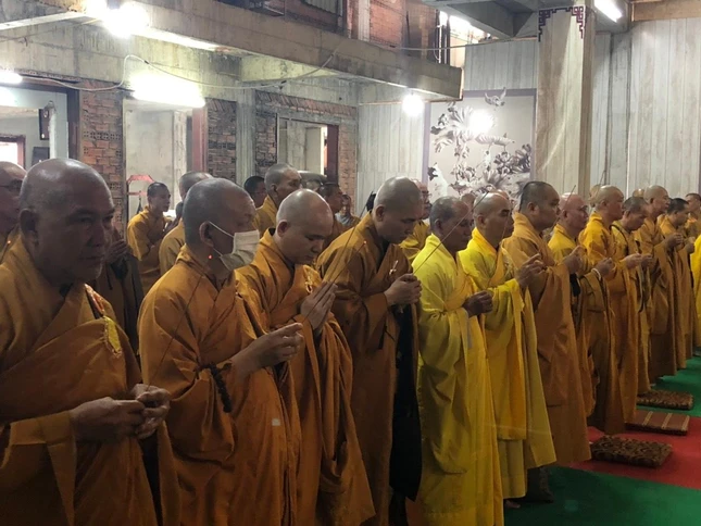 Chư tôn đức thành kính niêm hương tưởng niệm