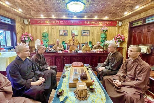 Thượng tọa Thích Nguyên Thành phát biểu tại buổi họp
