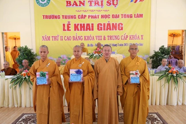 Thượng tọa Thích Nguyên Thái phát thưởng cho Tăng sinh Trung cấp khóa X