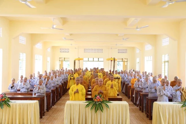 Tăng Ni sinh đang theo học các lớp Trung cấp khóa X và Cao đẳng khóa VIII của trường