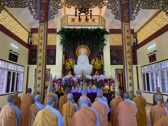 Thời kinh của chư tôn đức và môn đồ pháp quyến trong buổi lễ tiểu tường