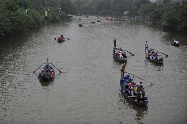 Những chuyến đò đưa trên suối Yến ngày 13-3 Những chuyến đò đưa trên suối Yến ngày 13-3