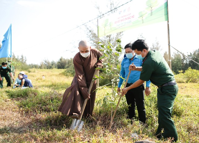 Đại đức Thích Thiện Nghĩa cùng đại diện Tỉnh đoàn, bộ đội biên phòng trồng cây xanh ven biển xã Thừa Đức