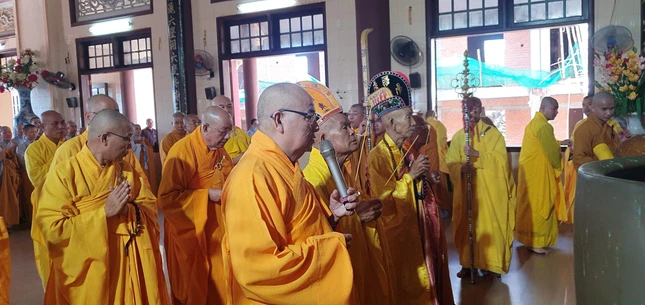 Chư tôn đức niêm hương bạch Phật Chư tôn đức niêm hương bạch Phật