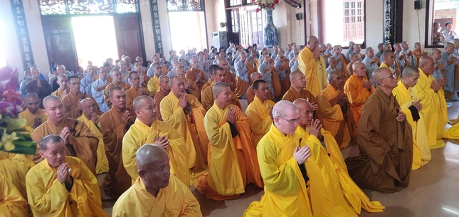 Chư tôn đức Tăng Ni, môn đồ, pháp quyến cùng các Phật tử nhất tâm cầu nguyện Chư tôn đức Tăng Ni, môn đồ, pháp quyến cùng các Phật tử nhất tâm cầu nguyện