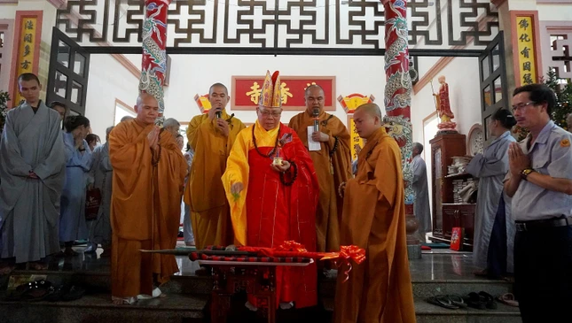 Chư tôn đức Tăng và các Phật tử trong buổi lễ Chư tôn đức Tăng và các Phật tử trong buổi lễ