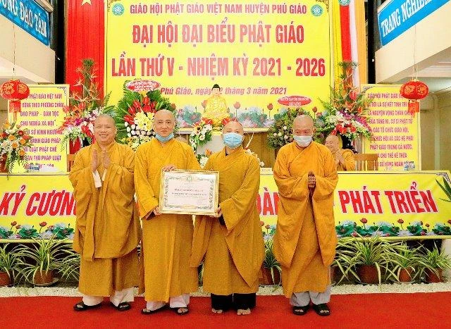 Hòa thượng Thích Huệ Thông, thay mặt Hội đồng Trị sự trao bằng Tuyên dương công đức đến Ban Trị sự Phật giáo huyện Phú Giáo