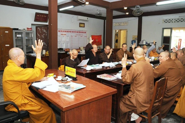 Chư tôn đức Ban Thường trực biểu quyết thống nhất giới thiệu Hòa thượng Thích Phước Minh tham gia ứng cử Hội đồng Nhân dân tỉnh khóa X, nhiệm kỳ 2021-2026