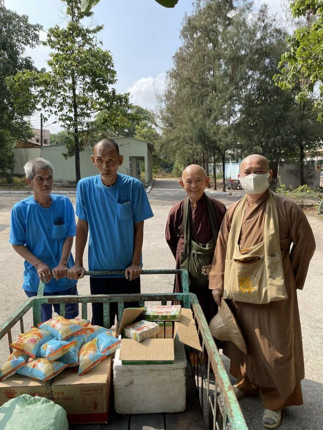 Các bệnh nhân đang phụ chư Tăng vận chuyển các phần quà vào trung tâm