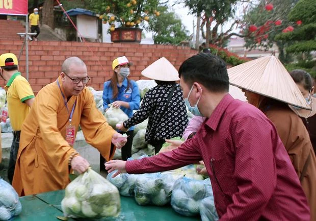 Thượng tọa Thích Nguyên Thành phân phối rau củ quả