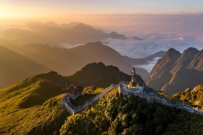 Ngày mới trên đỉnh Fansipan - Ảnh: Nguyễn Phước Hoài