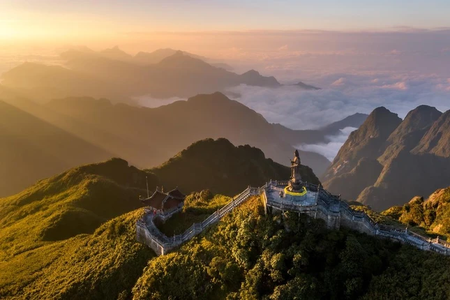 Ngày mới trên đỉnh Fansipan - Ảnh: Nguyễn Phước Hoài