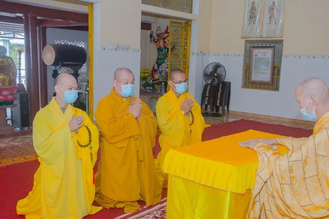 Chư Tăng tác pháp kiết giới an cư