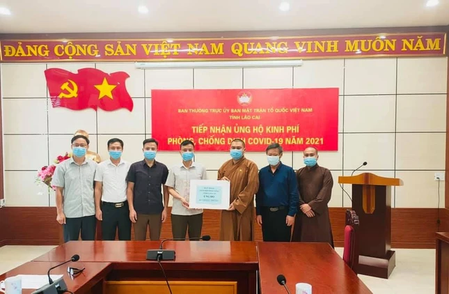 Đại đức Thích Chân Tín trao tịnh tài đến Quỹ "Mua vaccine phòng chống Covid-19"