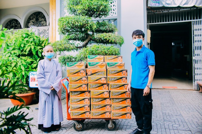 Các bạn trẻ nhận mì do chư Ni chùa Phước Viên (quận Bình Thạnh) trao tặng