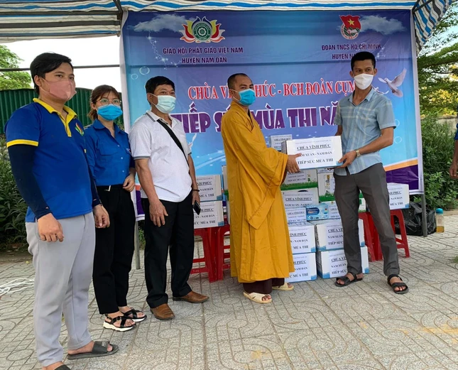 Đại đức Thích Thiền Tuệ trao quà hỗ trợ chương trình “Tiếp sức mùa thi” tại trường THPT Nam Đàn 1