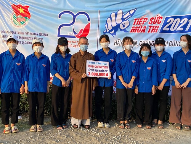 Đại đức Thích Tâm Ngọc đồng hành cùng tình nguyện viên và các sĩ tử trong mùa thi Đại đức Thích Tâm Ngọc đồng hành cùng tình nguyện viên và các sĩ tử trong mùa thi