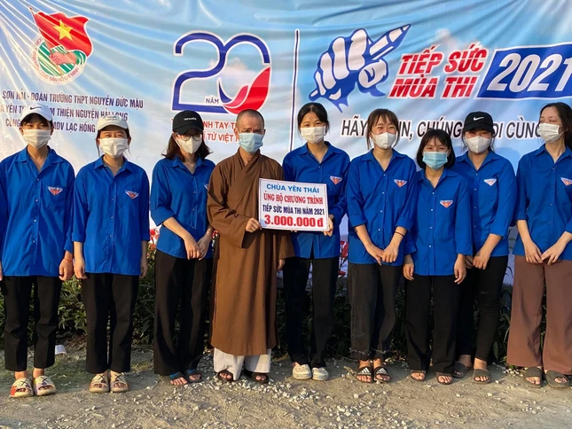 Đại đức Thích Tâm Ngọc đồng hành cùng tình nguyện viên và các sĩ tử trong mùa thi