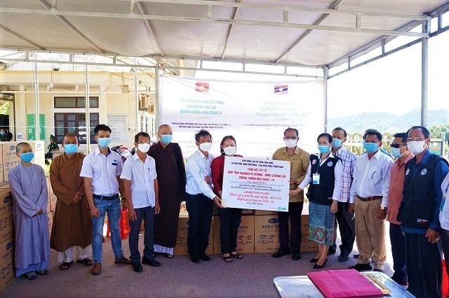 Tặng vật dụng y tế đến nhân dân Lào phòng chống dịch Covid-19