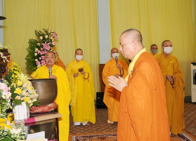 Hòa thượng Thích Phước Minh cùng chư tôn đức cung tiến giác linh