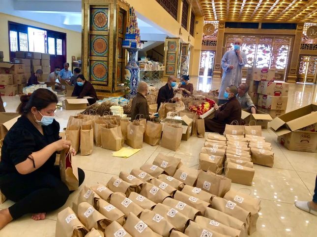 Tăng Ni, Phật tử chùa Long Hưng cẩn thận gói từng món quà