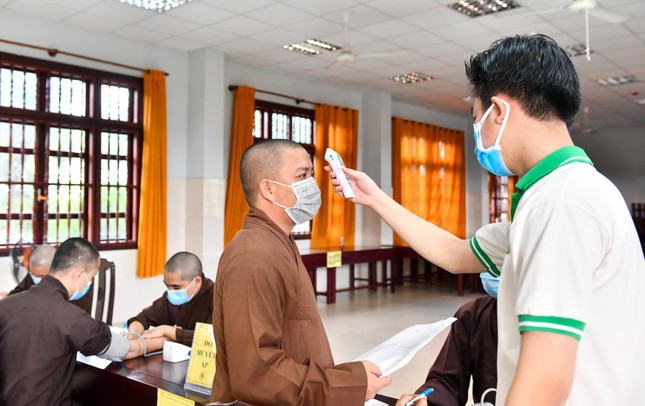 Kiểm tra thân nhiệt