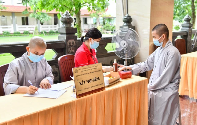 Các Ni sinh khai báo y tế, làm xét nghiệm máu trước khi thực hiện việc hiến máu